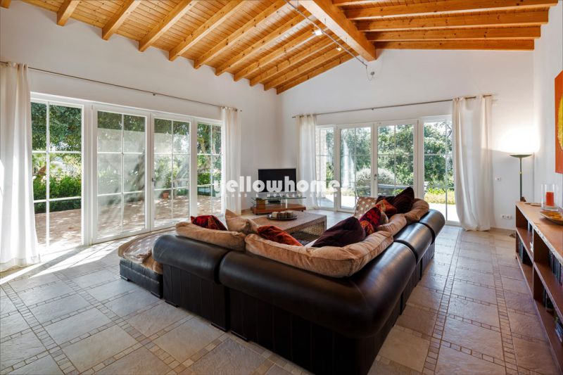 Moradia V2+1 com piscina numa localização tranquila perto da Mexilhoeira Grande